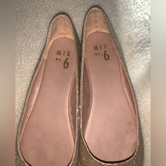 Mix No. 6 gold very sparkly flats size 8. - Picture 14 of 15